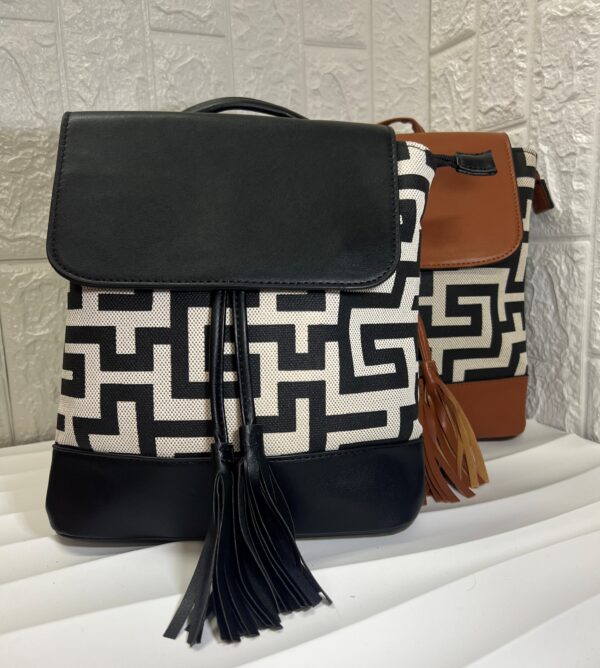 ΛΑΒΎΡΙΝΘΟΣ  BACKPACK KAI ΛΑΒΉ ΧΕΙΡΌΣ ΜΕ ΔΕΡΜΆΤΙΝΑ ΣΤΟΙΧΕΙΆ KYSE